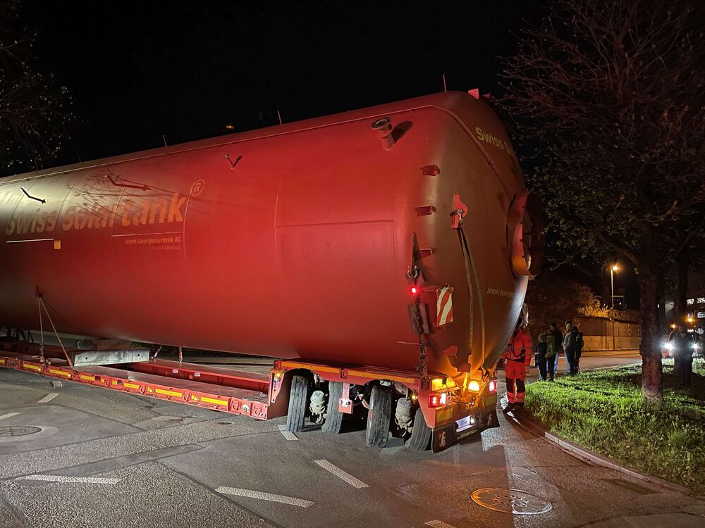 Ohne lenkbare hintere Räder am Tieflader wäre der Spezialtransport nicht möglich. Beim Rangieren und wegen enger Kurvenradien wurden einige Hundert Meter in Rückwärtsfahrt zurückgelegt.